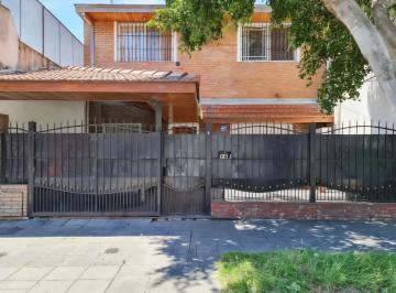 Casa de 5 ambientes Alquiler $ 1.900.000 · Casa en Alquiler Amplia, 5 Ambientes Amplios, Cochera y Terraza con Parrilla Sar