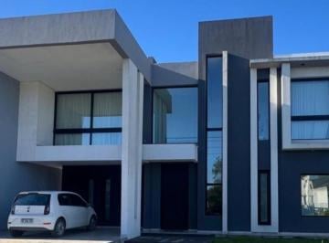Casa · 230m² · 6 Ambientes · 2 Cocheras · Casa en Presidente Peron