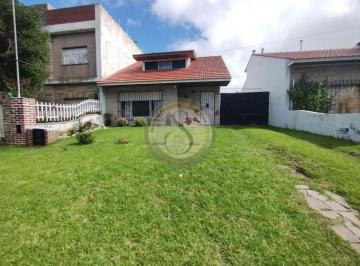Casa · 80m² · 4 Ambientes · 1 Cochera · Chalet de 4 Ambientes con Amplio Parque, Barrio Colinas de Peralta Ramos