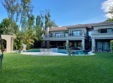 Casa · 700m² · 6 Ambientes · 1 Cochera · Residencia Exclusiva en Casco de Leloir en Venta