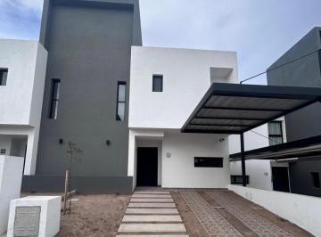 Casa · 127m² · 4 Ambientes · 1 Cochera · Housing de Miradores - 3 Dorm.