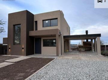 Casa · 180m² · 4 Ambientes · 2 Cocheras · Casa 3 Dorm. - Bela Vista