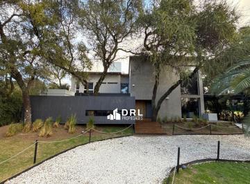 Casa · 391m² · 8 Ambientes · 3 Cocheras · Casa en Lomas de La Carolina