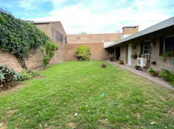 Casa · 80m² · 4 Ambientes · 2 Cocheras · Casa en Venta en Arroyito - Importante Lote 350 m²