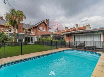 Casa · 201m² · 8 Ambientes · 2 Cocheras · Venta Casa Jardines de Carrasco 3 Suites Piscina