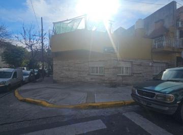 Casa de 4 ambientes, Flores · Casa en Venta en Flores Norte, en Esquina, con Terraza y Patio. Impecable.