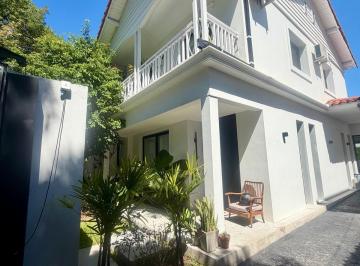 Casa · 232m² · 5 Ambientes · 2 Cocheras · Venta Excelente Casa de Categoría 2 Cocheras, Jardín, Pileta Climatizada, Parrilla