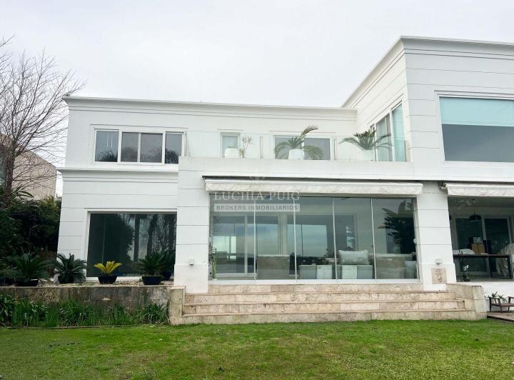 Casa · 600m² · 5 Ambientes · 2 Cocheras