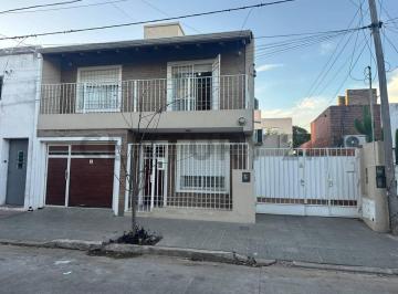 Casa · 261m² · 10 Ambientes · 2 Cocheras · Excelente Oportunidad de Inversión en B° Zumarán: Casa + 2 Departamentos Independientes