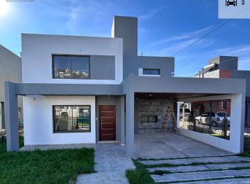 Casa · 200m² · 4 Ambientes · 2 Cocheras · Casa en Alquiler - Terrazas de La Estanzuela