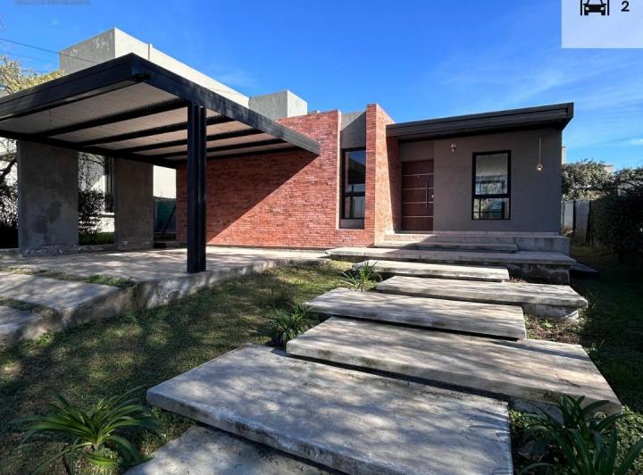 Casa · 200m² · 4 Ambientes · 2 Cocheras