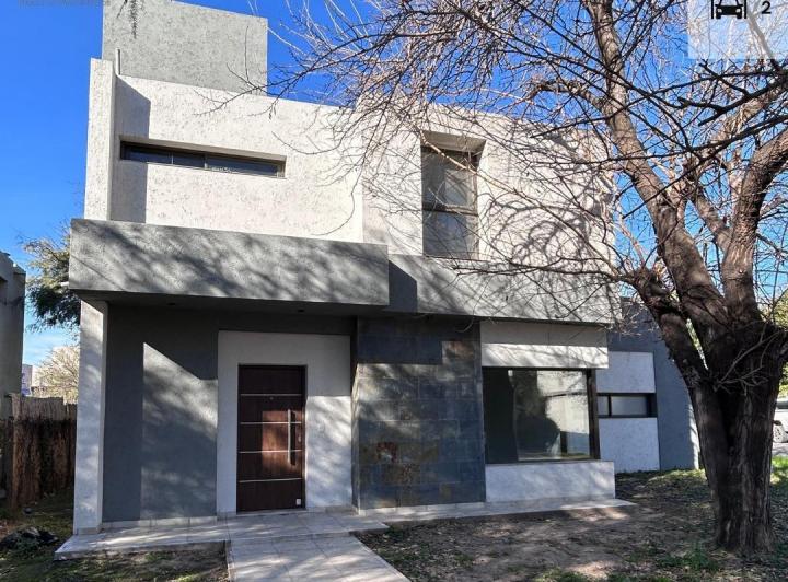 Casa · 200m² · 3 Ambientes · 2 Cocheras