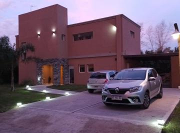 Casa · 177m² · 5 Ambientes · 2 Cocheras · Alquiler Excelente Casa 5 Amb. en Bro. Los 3 Coniles Pilar