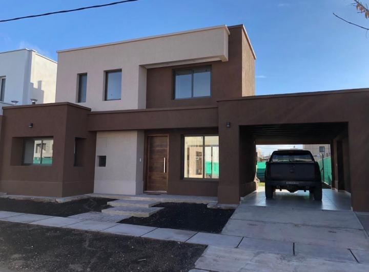 Casa · 100m² · 6 Ambientes · 2 Cocheras
