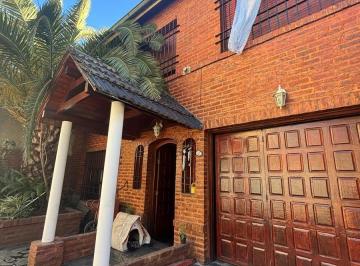 Casa · 248m² · 5 Ambientes · 2 Cocheras · Venta | Exclusiva Casa de 5 Ambientes con Pileta en Villa Sarmiento