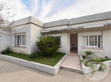 Casa · 152m² · 5 Ambientes · 2 Cocheras · Casa de 3 Dorm. en Esquina | Cochera Doble, Patio y Excelente Ubicación I Apto Crédito