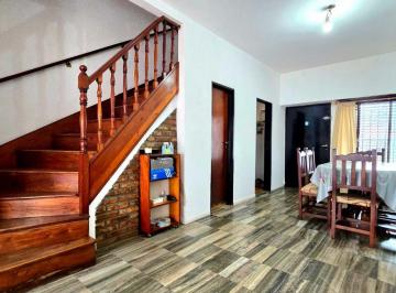 Casa · 105m² · 4 Ambientes · 1 Cochera · 5 Ambientes Cochera Jardín Apto Crédito
