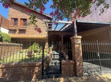Casa · 125m² · 4 Ambientes · 1 Cochera · Casa Venta Tolosa 3 Dorm. Patio Apto Banco
