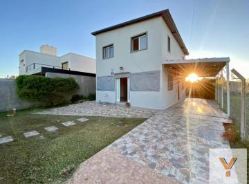 Casa · 148m² · 5 Ambientes · 2 Cocheras · Casa en Venta - 4 Dorm. 2 Baños - Santa Fe