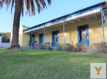 Casa · 233m² · 5 Ambientes · Casa en Venta - 3 Dorm. 2 Baños - 840 m² - Uriburu, La Pampa