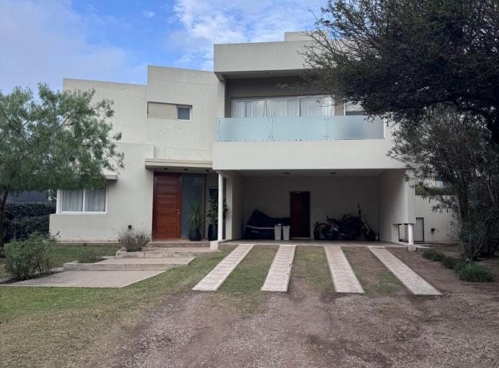Casa · 300m² · 5 Ambientes · 2 Cocheras