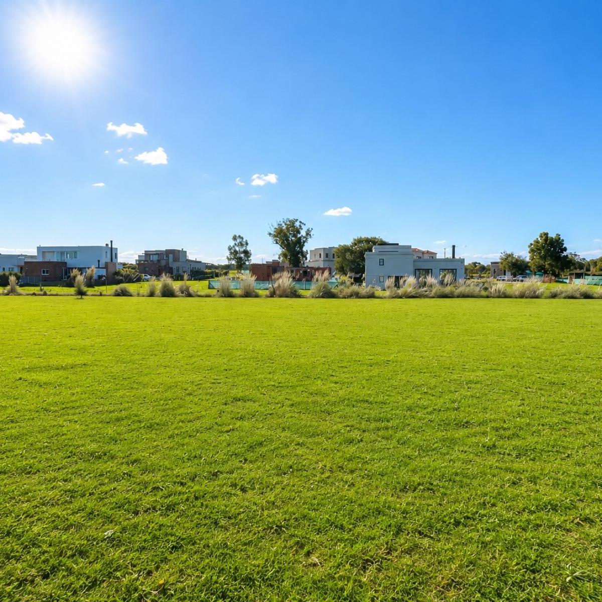 Descubra uno de los lotes más destacados en el exclusivo barrio Pradera, ubicado en Casonas del Haras