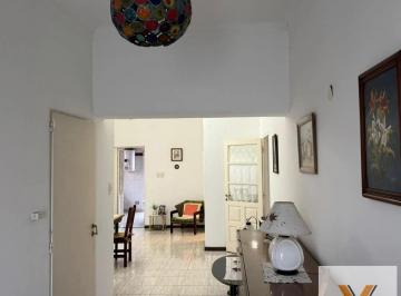 Casa · 110m² · 4 Ambientes · 1 Cochera · Casa en Venta - 3 Dorm. 1 Baño - 196 m² - Chivilcoy