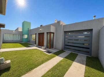 Quinta vacacional · 209m² · 2 Dormitorios · 1 Cochera · Casa Quinta Av Eva Perón Nº 2875