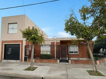 Casa · 158m² · 6 Ambientes · 1 Cochera · Casa en Garay Vivas 2108