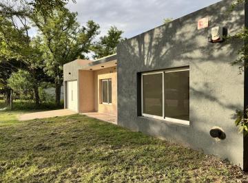 Casa · 150m² · 5 Ambientes · 1 Cochera · Casa en Venta - 2 Dorm. - Gas Natural - Amplio Parque - Villa del Dique