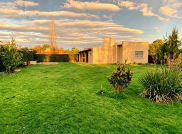 Quinta vacacional · 90m² · 3 Ambientes · 5 Cocheras · Casa Quinta con Pileta en Mercedes