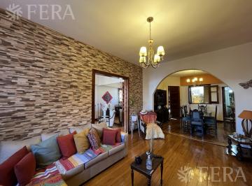 Casa · 215m² · 4 Ambientes · 1 Cochera · Venta de Casa de 4 Ambientes con Cochera y Quincho en Sarandi