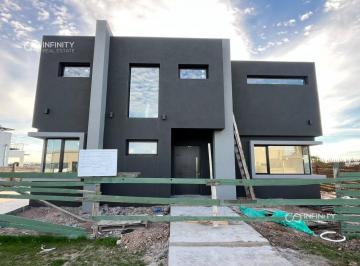 Casa · 180m² · 5 Ambientes · 4 Cocheras · Venta Casa Al Lago en San Sebastián