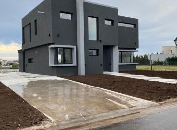 Casa · 180m² · 5 Ambientes · 4 Cocheras · Venta Casa Al Lago en San Sebastián