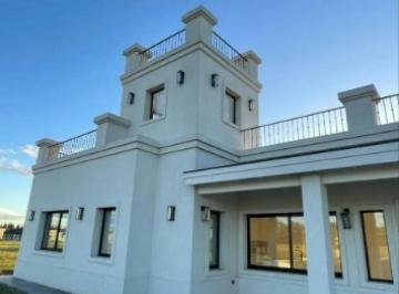 Casa · 150m² · 4 Ambientes · Casa en Venta - 3 Dorm. 3 Baños - Canning