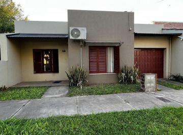 Casa · 101m² · 4 Ambientes · 1 Cochera · Casa de 2 Dorm. con Jardín y Cochera