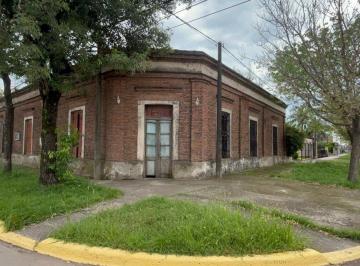 Casa · 253m² · 5 Ambientes · 1 Cochera · Oportunidad Inmobiliaria: Casona de 1919