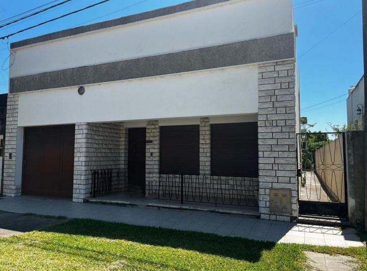 Casa · 180m² · 8 Ambientes · 1 Cochera