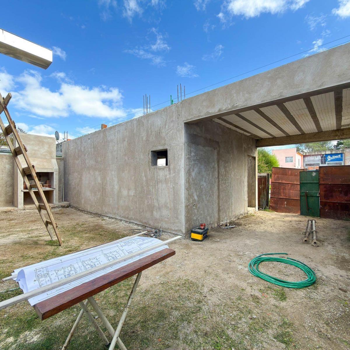 Casa en construcción con entrega terminada – Barrio Villa Aguirre