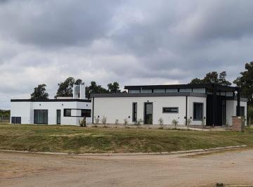 Casa · 200m² · 6 Ambientes · Remax Vende Casa a Estrenar en Solares de Paucke