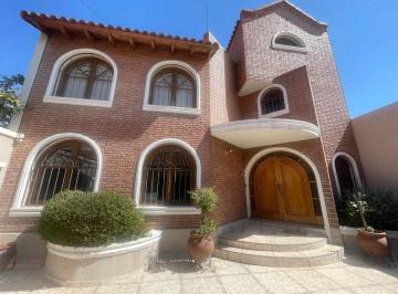 Casa · 400m² · 5 Ambientes · 1 Cochera · Casa en Venta Maipu Mendoza con Pileta