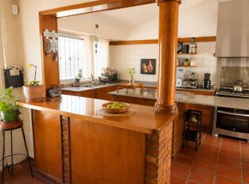 Casa · 350m² · 6 Ambientes · 3 Cocheras · Casa en Venta 4 Habitaciones Vistalba Lujan