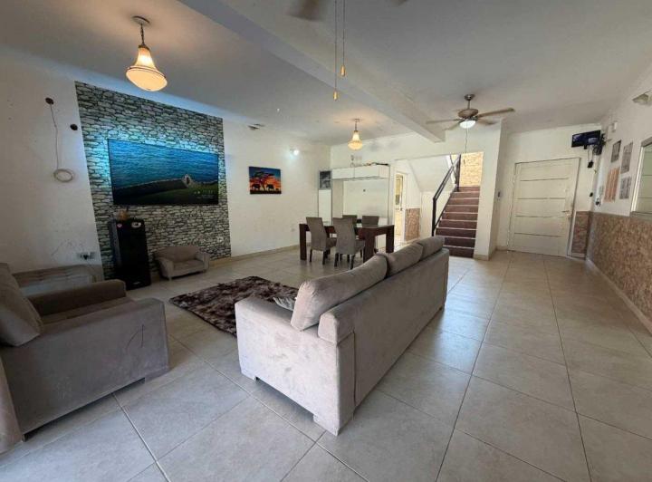 Casa · 100m² · 5 Ambientes · 2 Cocheras