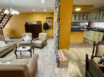 Casa · 201m² · 5 Ambientes · 1 Cochera · Casa 5 Ambientes en Venta Temperley con Jardin