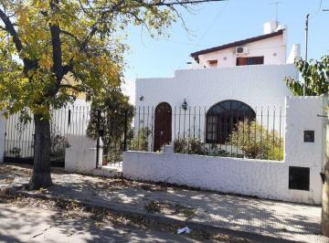 Casa · 239m² · 8 Ambientes · 3 Cocheras · Casa 4 Dorm. y 3 Baños en B. Pueyrredon