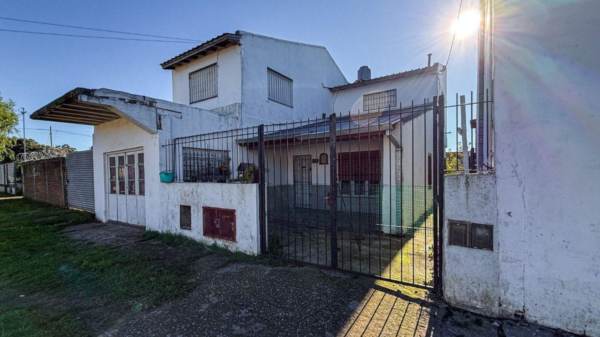 Casa 2 amb, 153m² con garage y departamento 3 amb — Gral San Martin