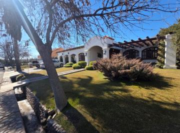 Casa de 8 ambientes, Chacras de Coria · Capital Prop Ventde! (Jip) Casa en Barrio Viamonte