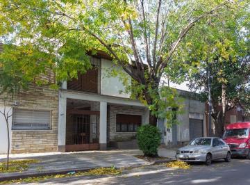Casa · 370m² · 8 Ambientes · 2 Cocheras · Casa Familiar con Jardín, Quincho. Muy Luminosa!