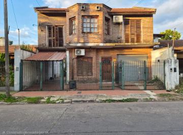 Casa · 129m² · 4 Ambientes · 2 Cocheras · Casa en Venta de 4 Ambientes en Adrogue con Parque
