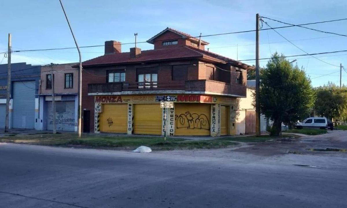Casa de tres dormitorios en venta sobre Av. Fortunato de la Plaza